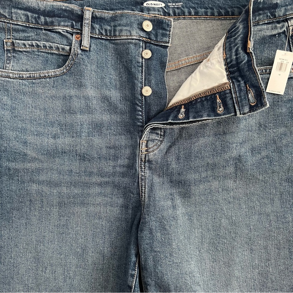 NWT Old Navy SKY-HI EXTRA HIGH RISE SHORT 7” Inseam CUT OFF JEANS SHORTS Size 16 - Picture 4 of 9